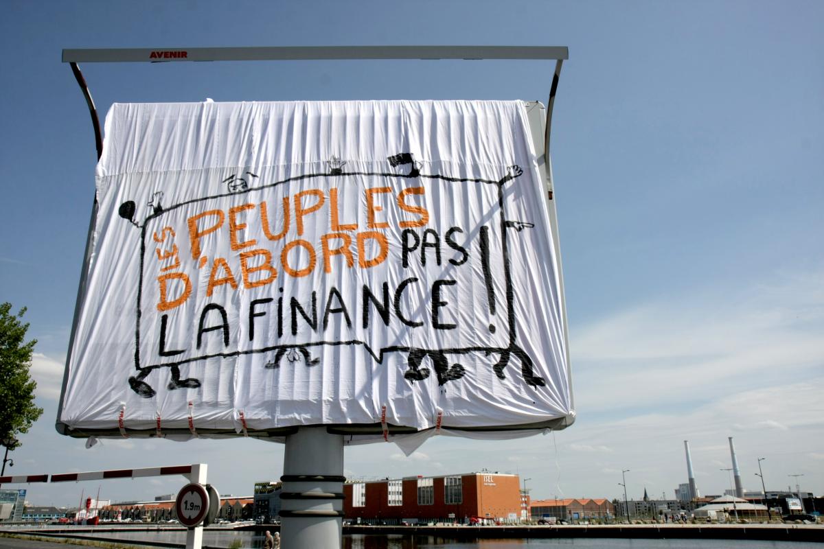 banderole peuple d'abord pas la finance