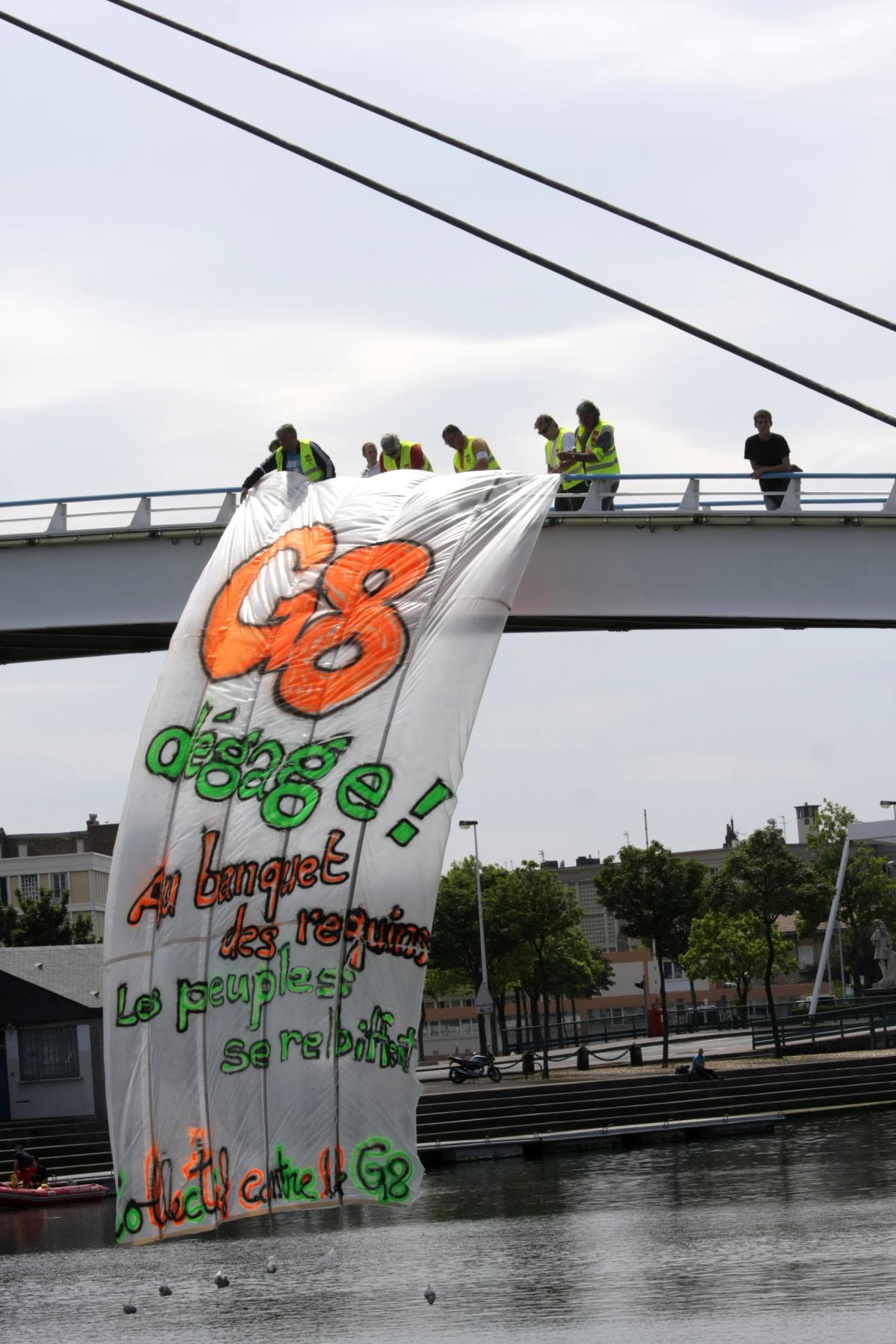 banderole G8 dégage