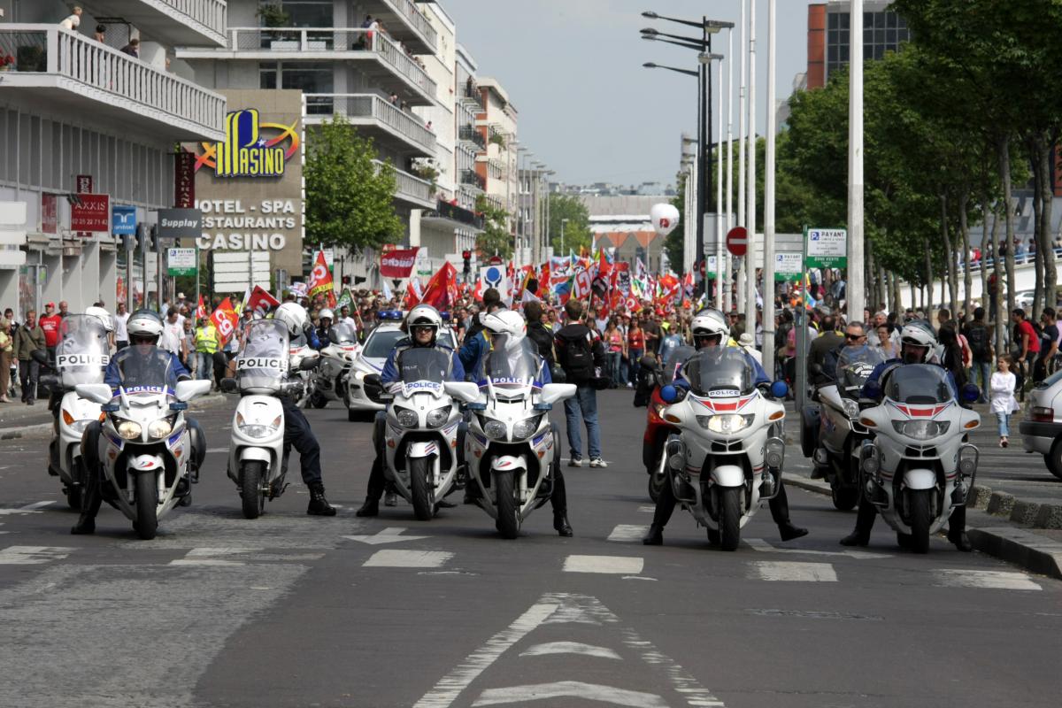 la police en tête de la manifestation