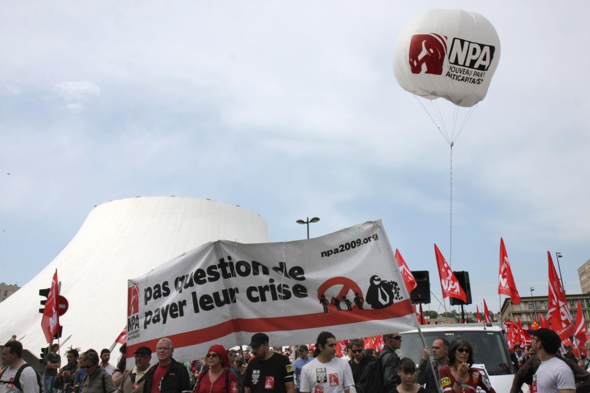 cortège NPA devant le Volcan