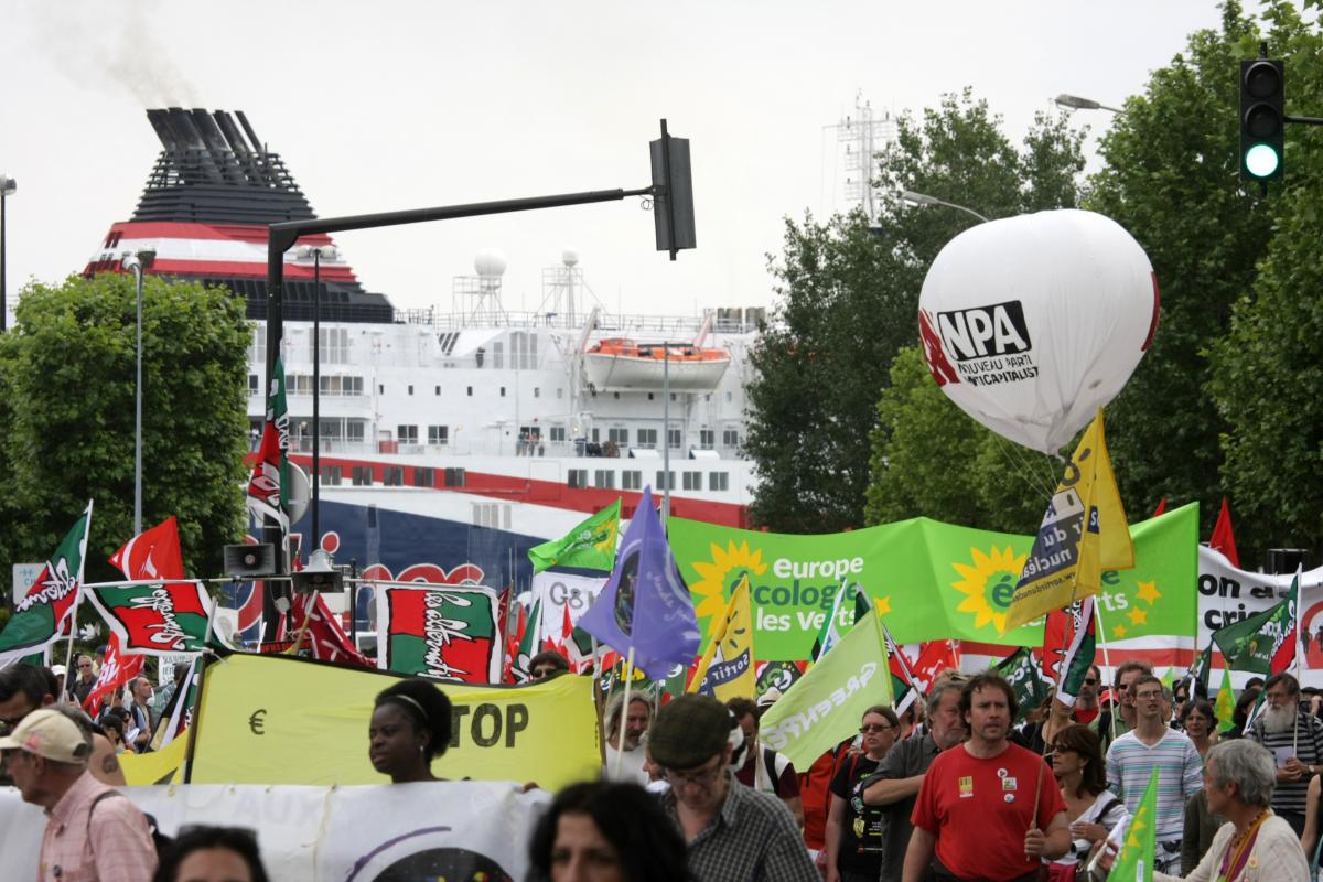 la manifestation avec ballon du NPA sur fond de ferry