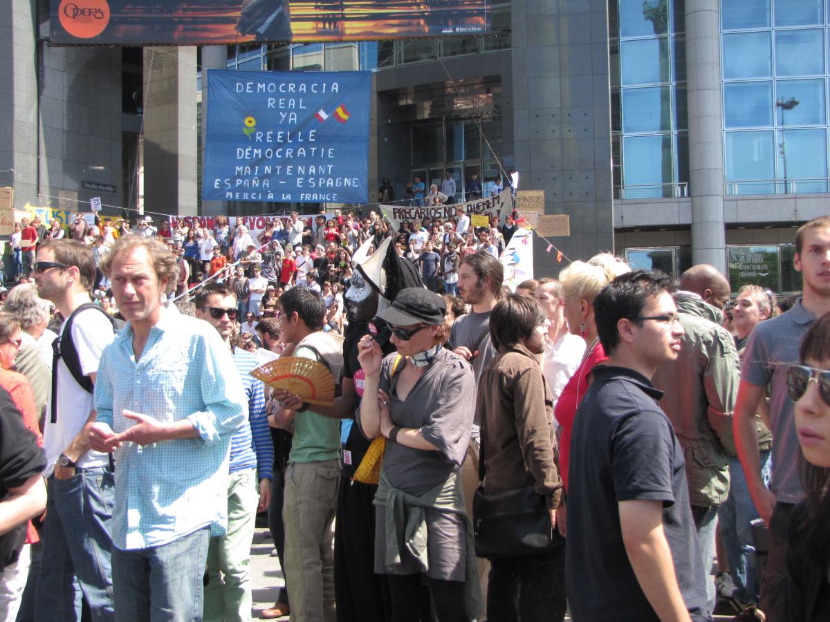 Foule devant l'opéra Bastille