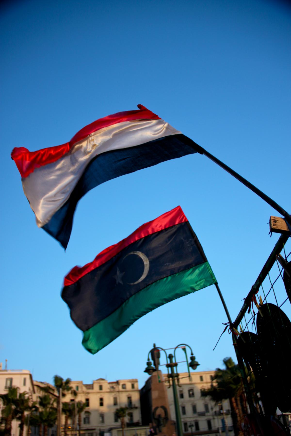 Dans les rues egyptiennes, drapeau national et drapeau lybiens flottent souvent côte à côte