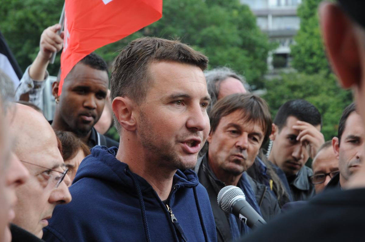Olivier besancenot et Nicolas Hulot devant le tribunal de Nanterre.