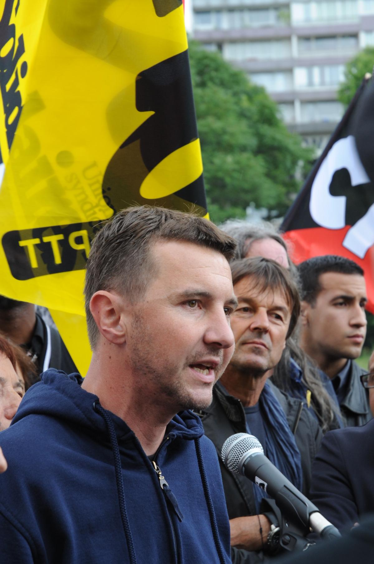 Olivier besancenot et Nicolas Hulot devant le tribunal de Nanterre.