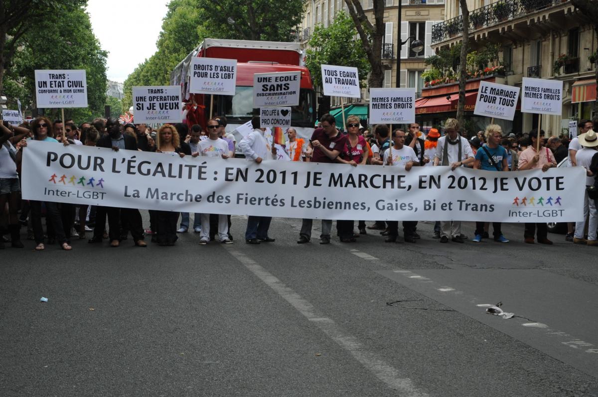 Banderole inter LGTB pour l'égalité: en 2011 je marche, en 2012 je vote
