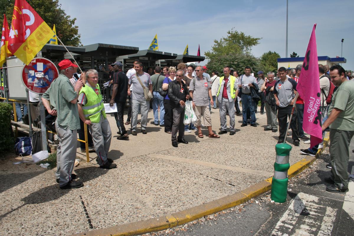 Prise de parole lors du rassemblement devant l'usine