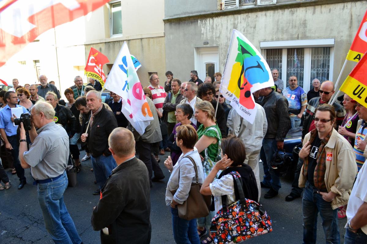 Groupe de personnes écoutant la prise de parole