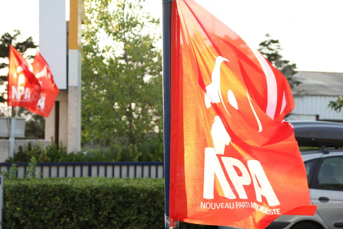 Drapeaux à l'entrée du meeting