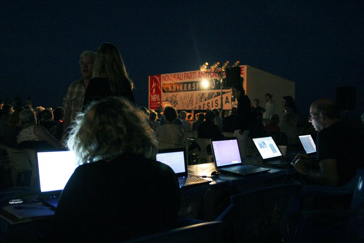 Les journalistes en rang d'oignons
