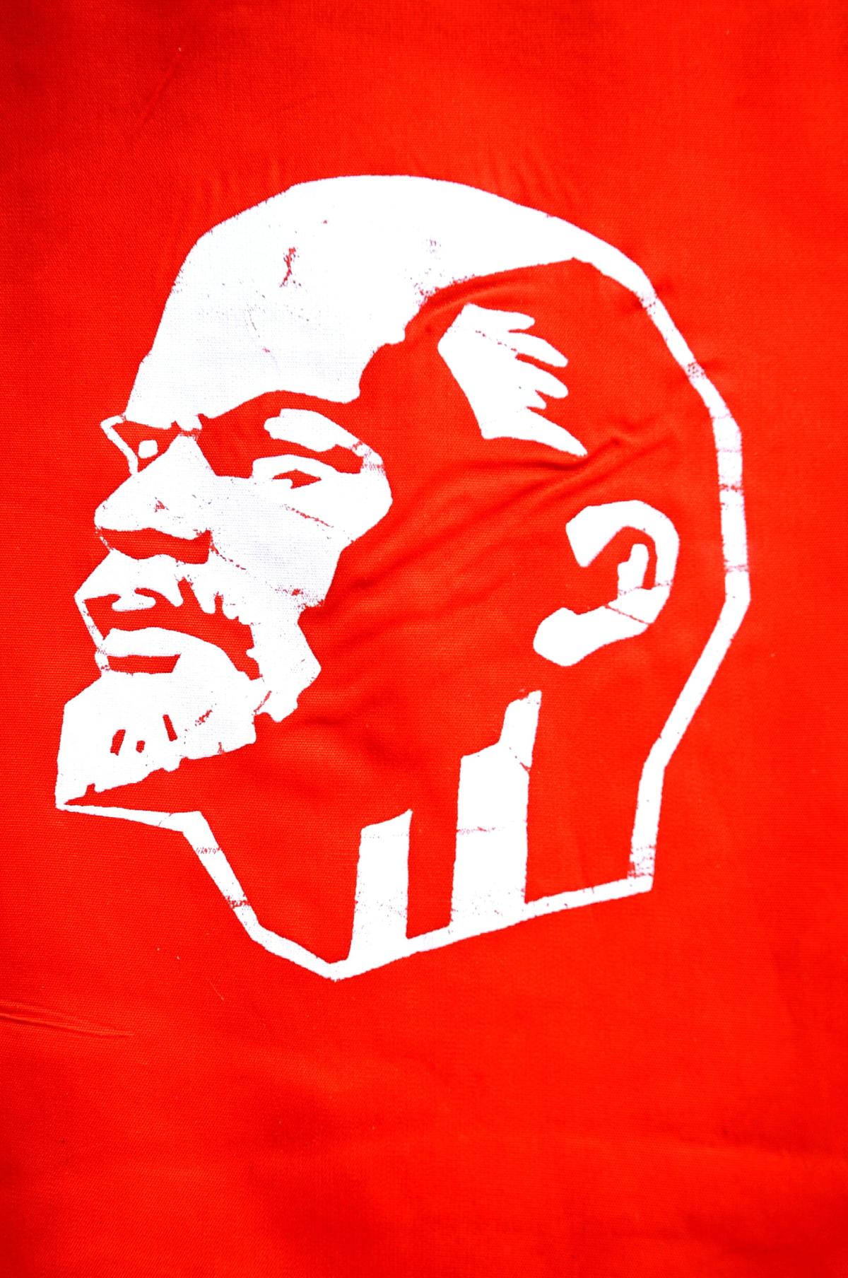 morceau de drapeau rouge avec tête de Lénine