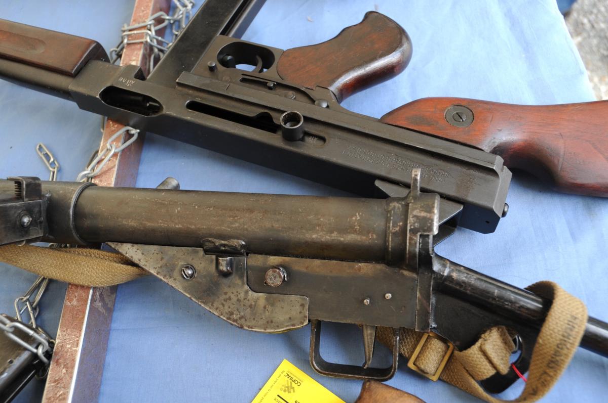THOMPSON modèle M1 US Army et en bas P.-M. STEN a été très populaire auprès des soldats britanniques et des résistants français