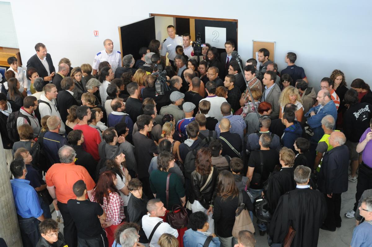 Cohue des soutiens pour rentrer dans le tribunal