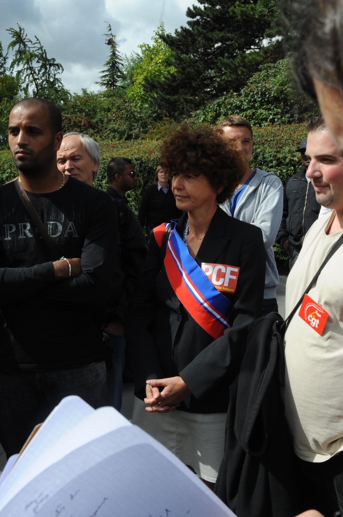 Nadine Garcia élu conseil général Pcf des hauts de Seine à la conférence de presse