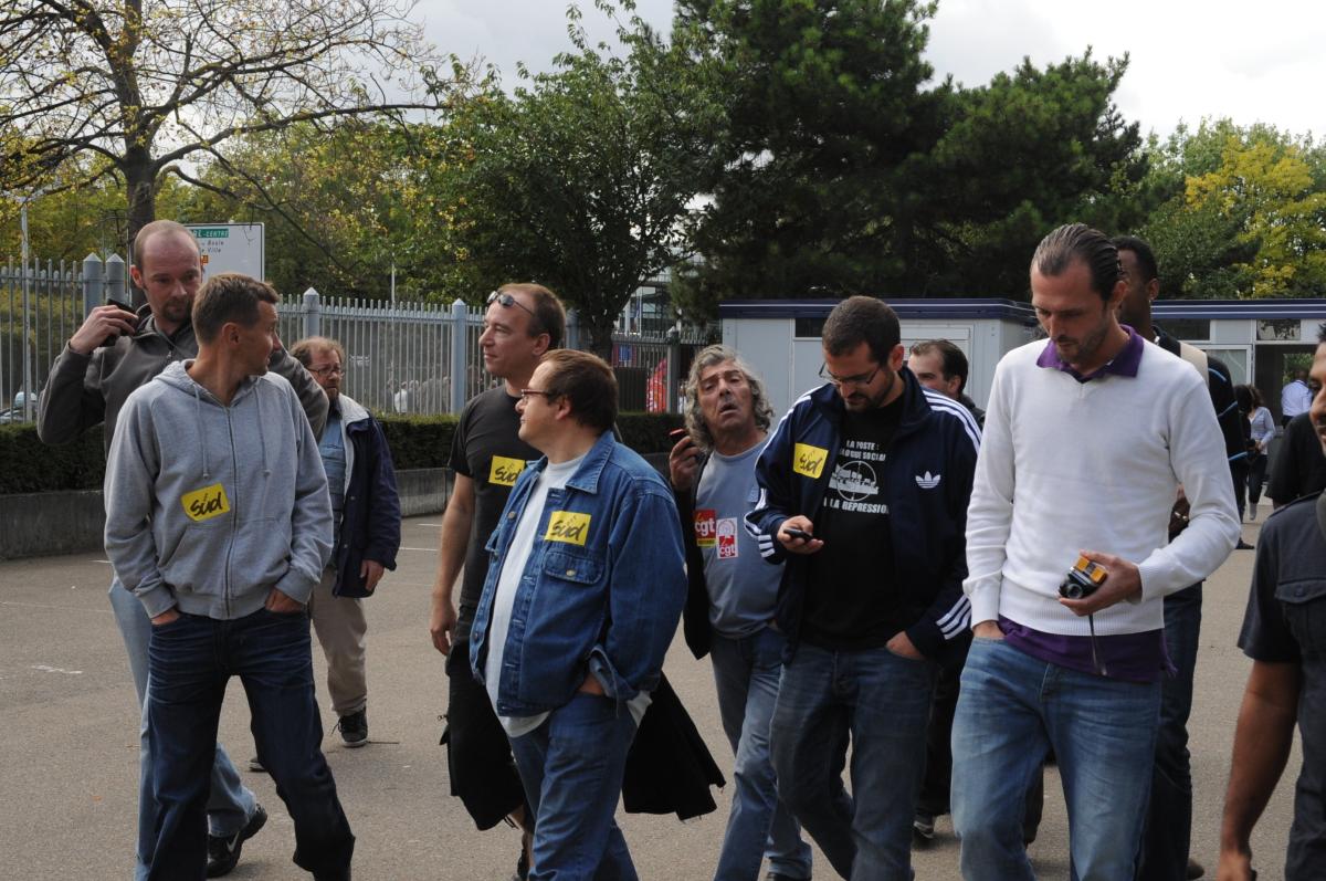 Rentrée d'audience des postiers au tribunal de Nanterre