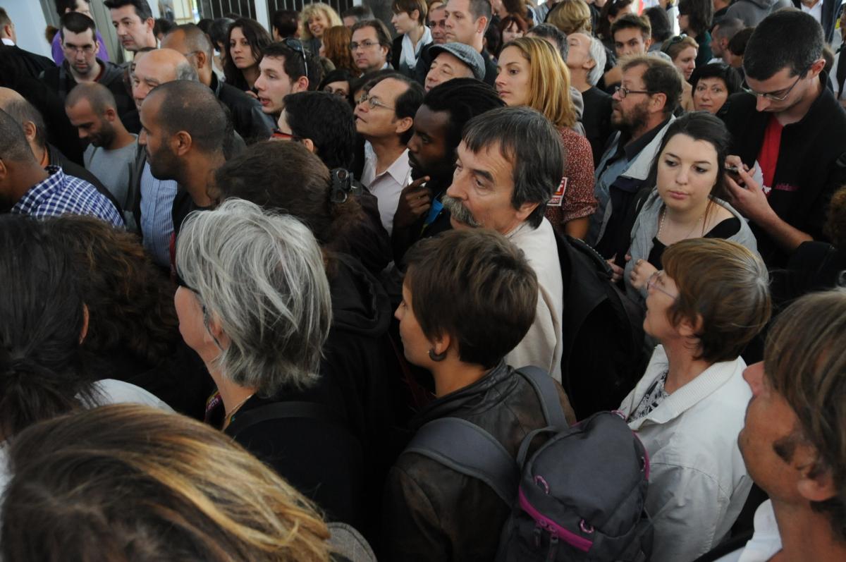 Cohue des soutiens pour rentrer dans le tribunal