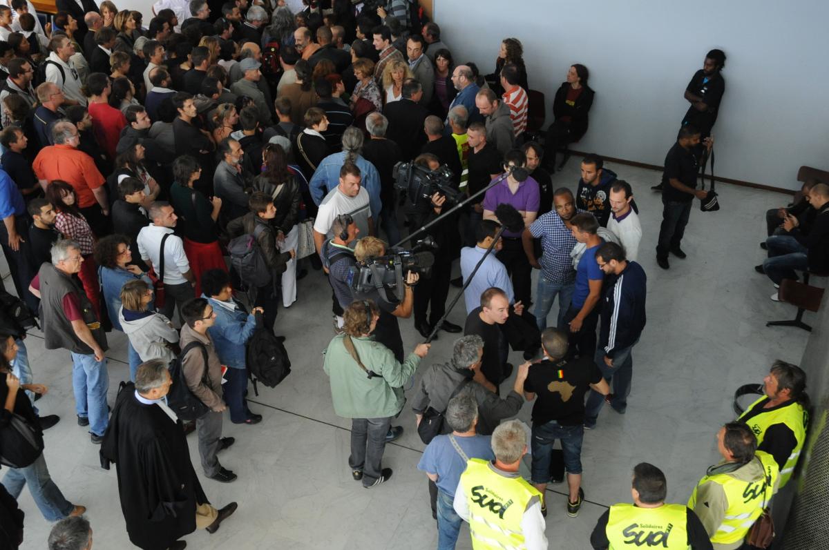 Cohue des soutiens pour rentrer dans le tribunal