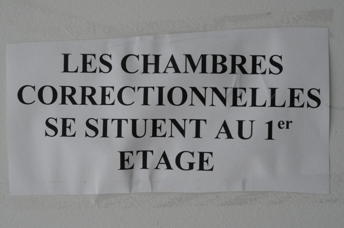Affichette d'indication des chambres correctionnelles au tribunal de Nanterre