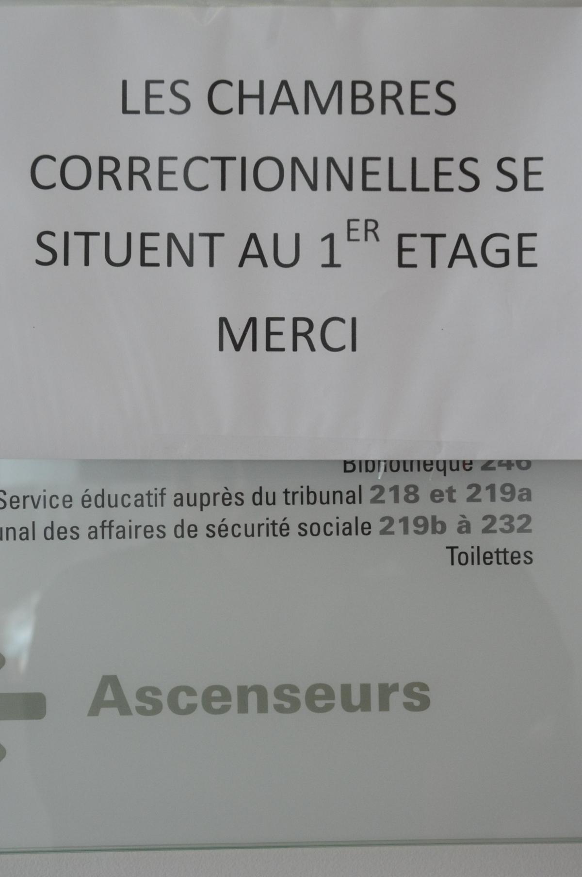Affichette d'indication des chambres correctionnelles au tribunal de Nanterre