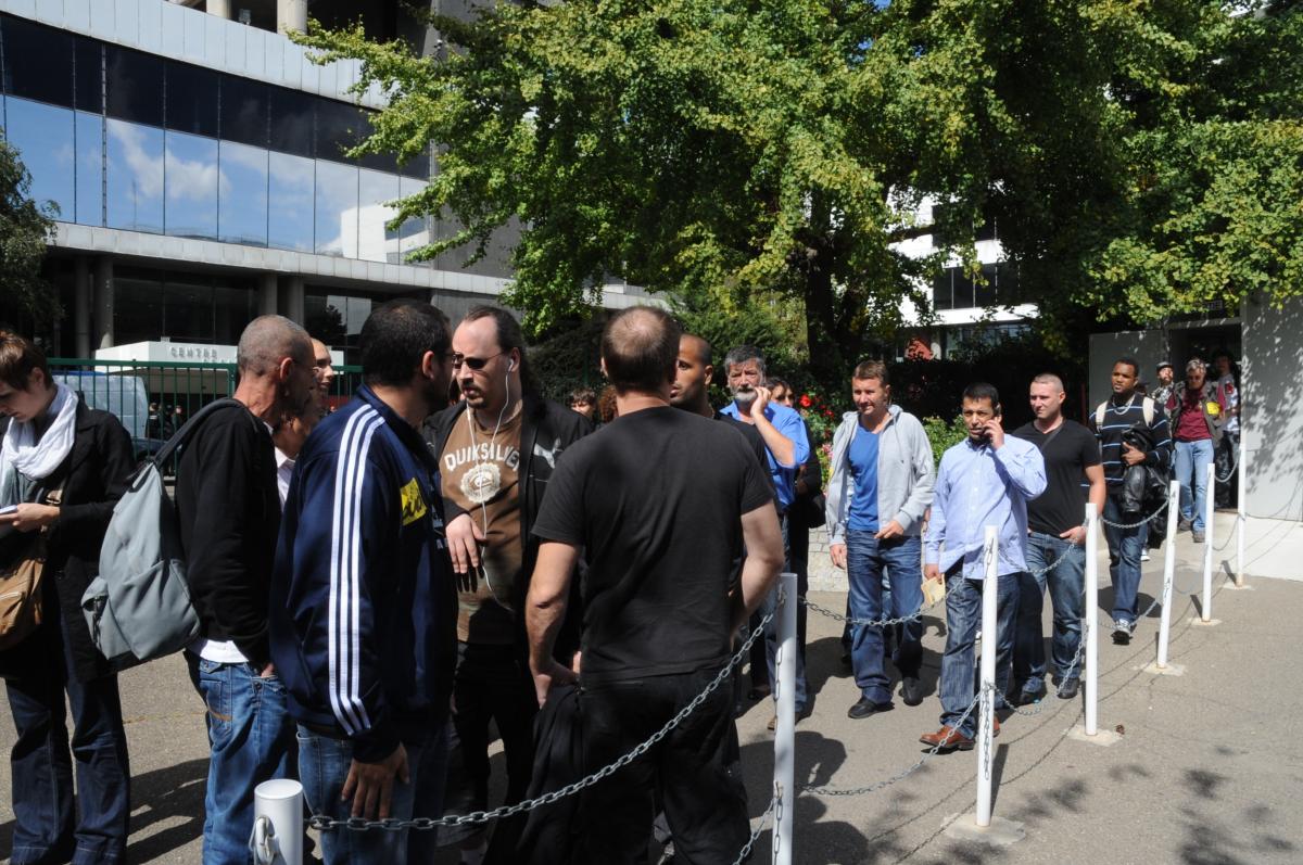 condamnés postiers à la sortie du tribunal de Nanterre