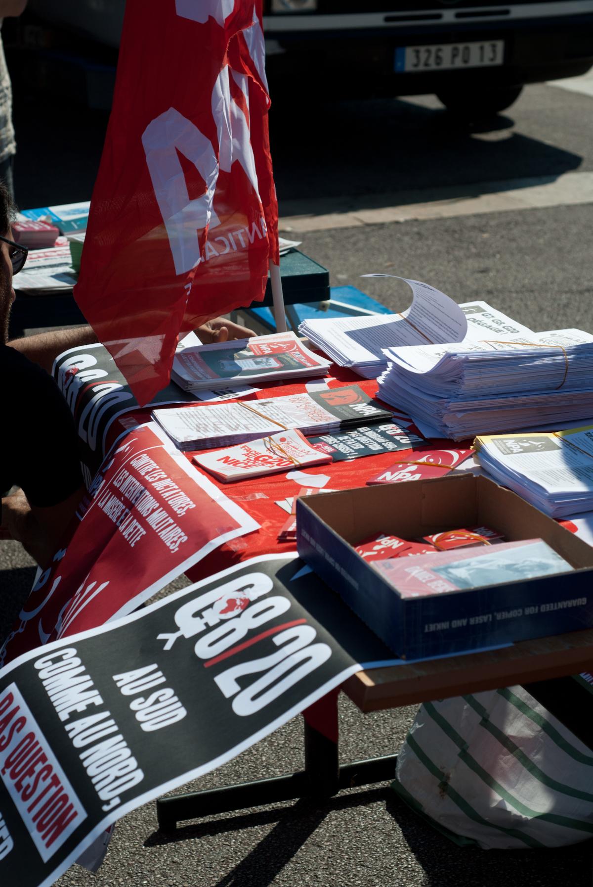 Tracts, affiches et drapeau NPA