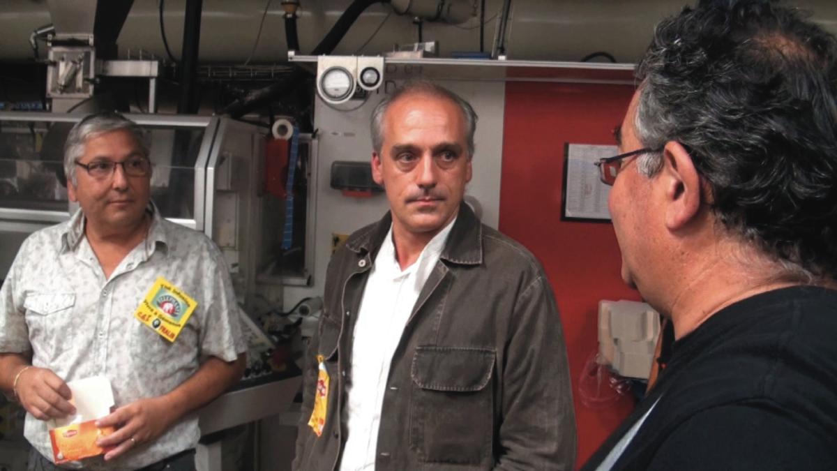 Philippe Poutou entouré de salariés de Fralib