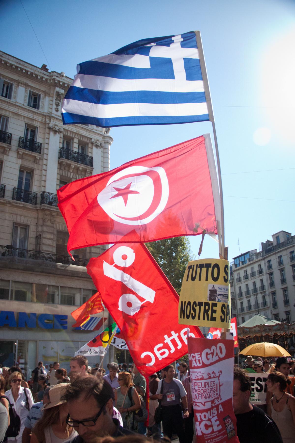 Dans le cortège flottent les drapeaux grecs et tunisiens