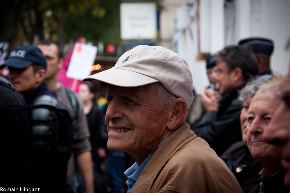 Xavier Dor, président et fondateur de SOS Tout-Petits, protégé par la police devant les grilles de l'Hopital.