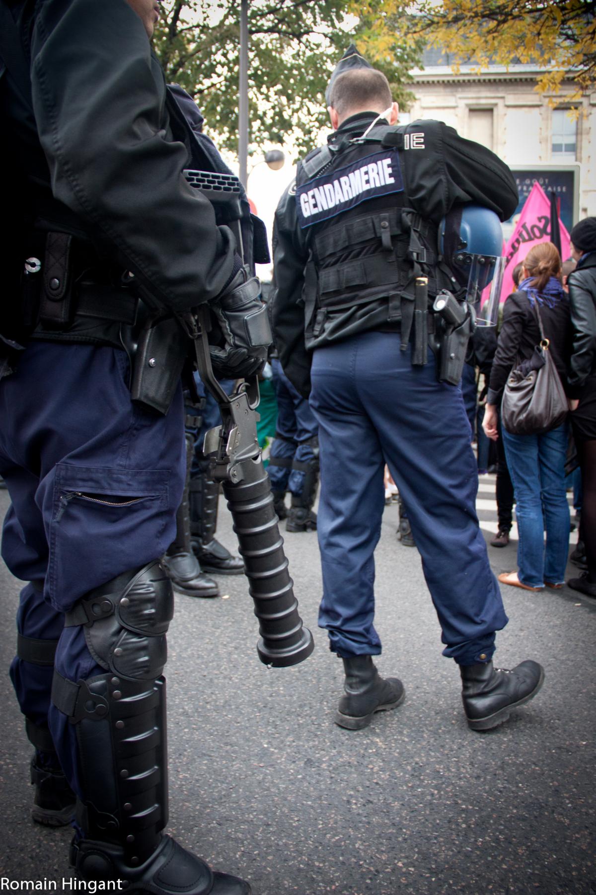 Gardes mobiles prêts à intervenir.