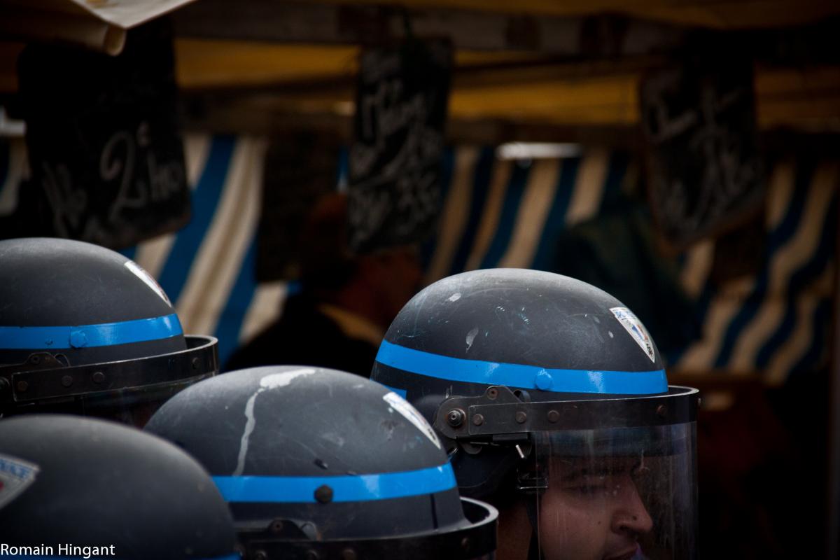 Casques de policiers en armures.