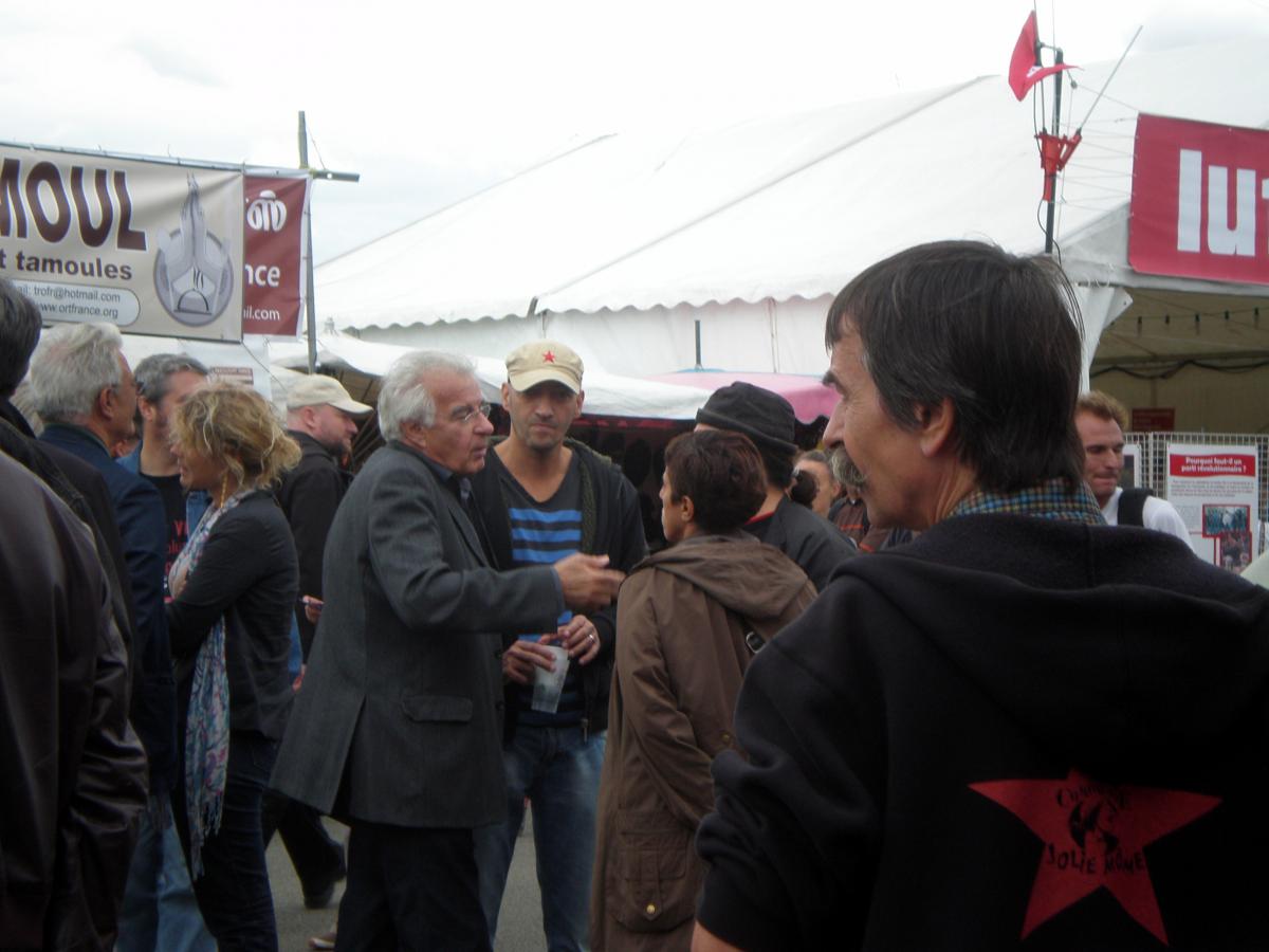 débat devant le stand