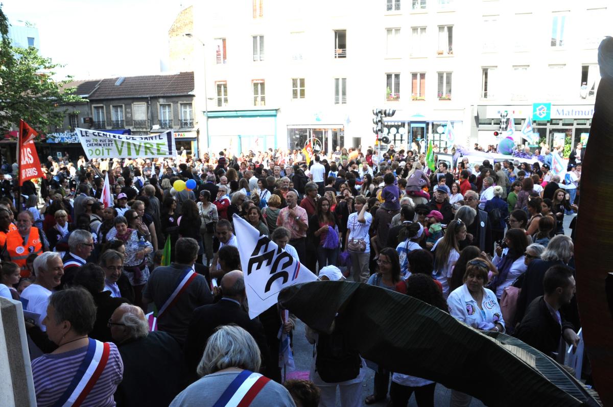 Manifestation devant la Mairie des Lilas