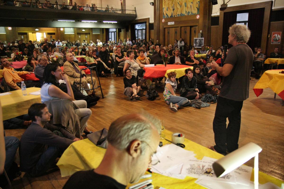hommage rendu dans la grande salle de l'hôtel de ville de Montreuil. Au premier plan Faujour dessine pour Aguirre.