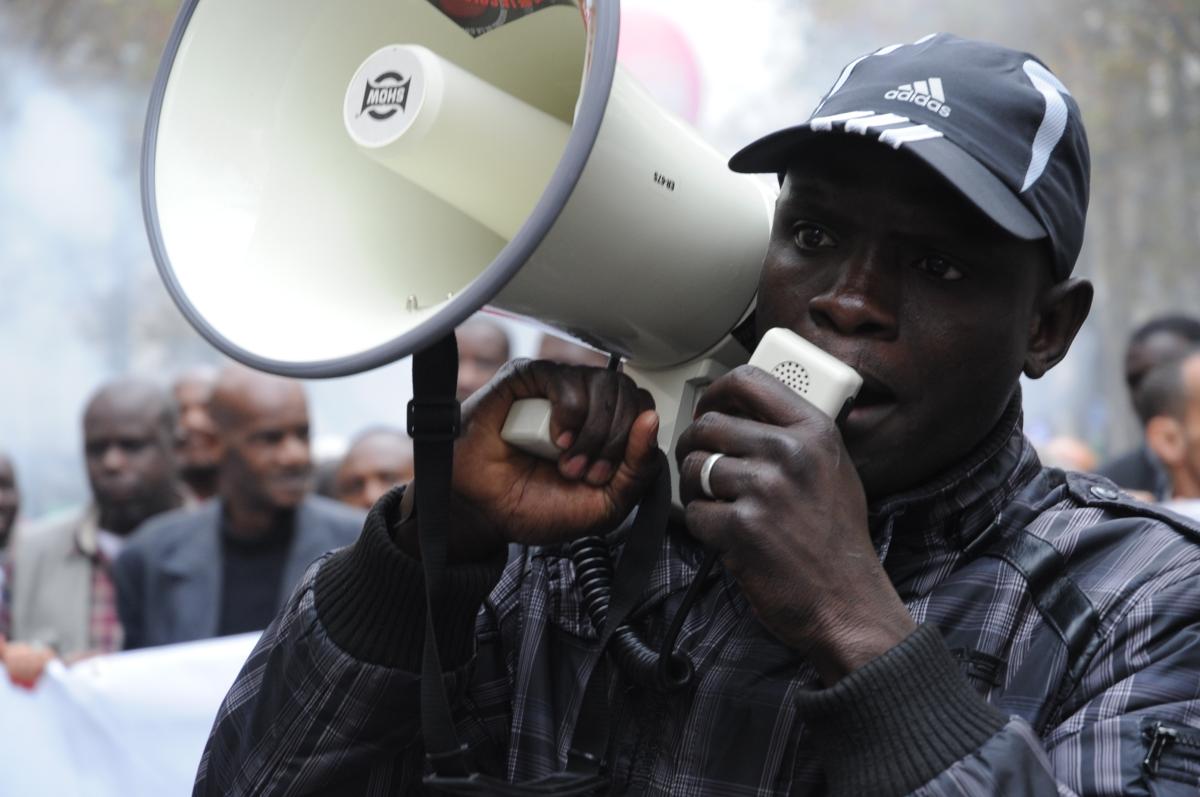 Sans papier au mégaphone