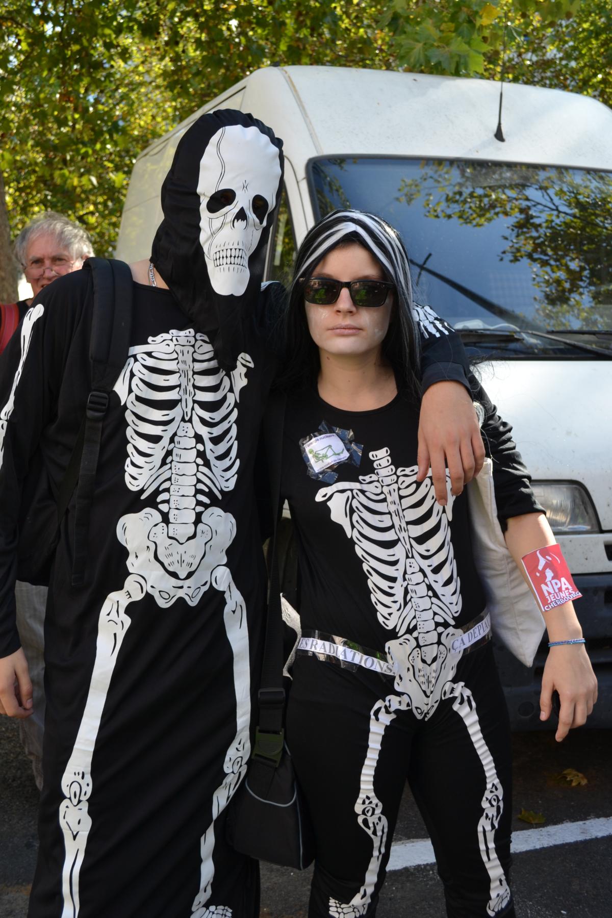 Couple de squelette irradiés avec slogan : Les irradiations ça dépiaute.