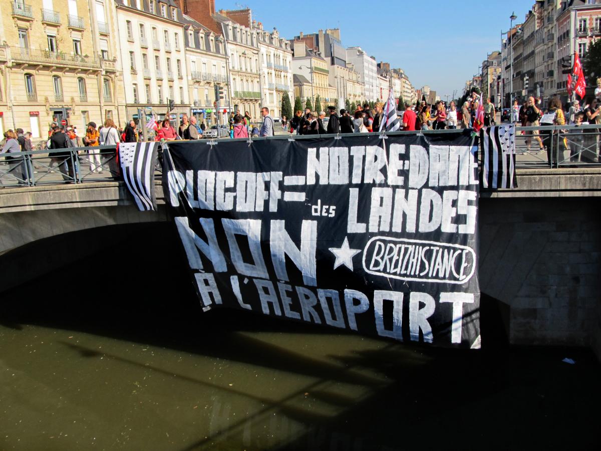 Banderole suspendue contre l'aéroport de Notre Dame des Landes