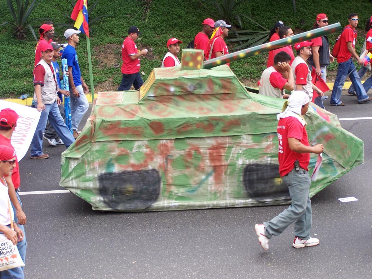 Réserve militaire lors de la manifestation en soutien à Chavez