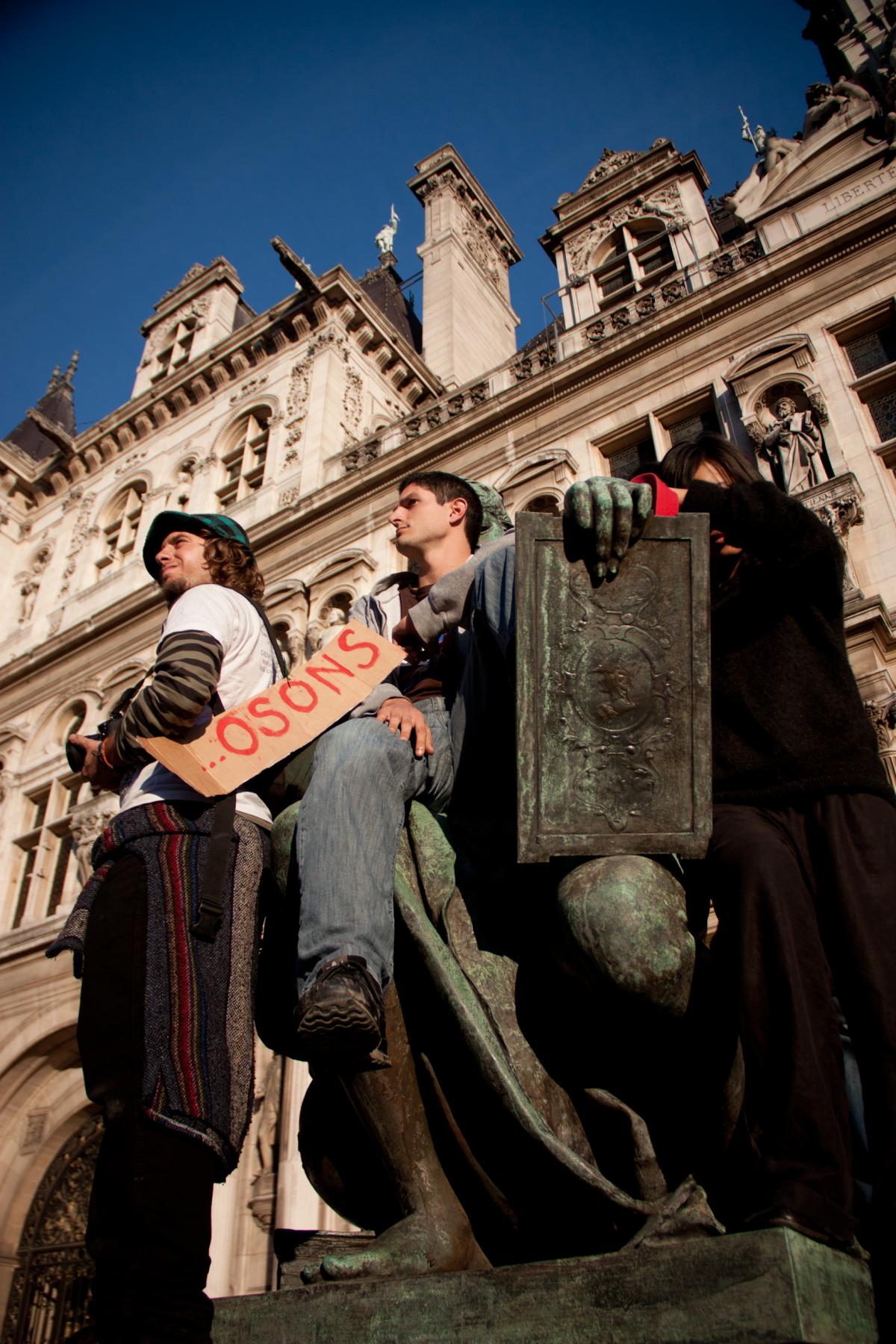 Manifestants avec une pancarte