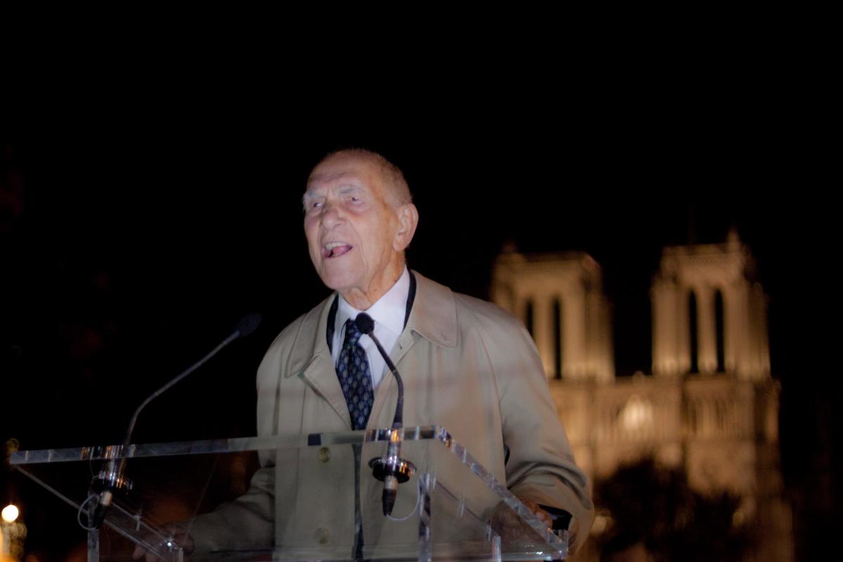 Stéphane Hessel intervenant à la tribune à la fin de la manifestation.