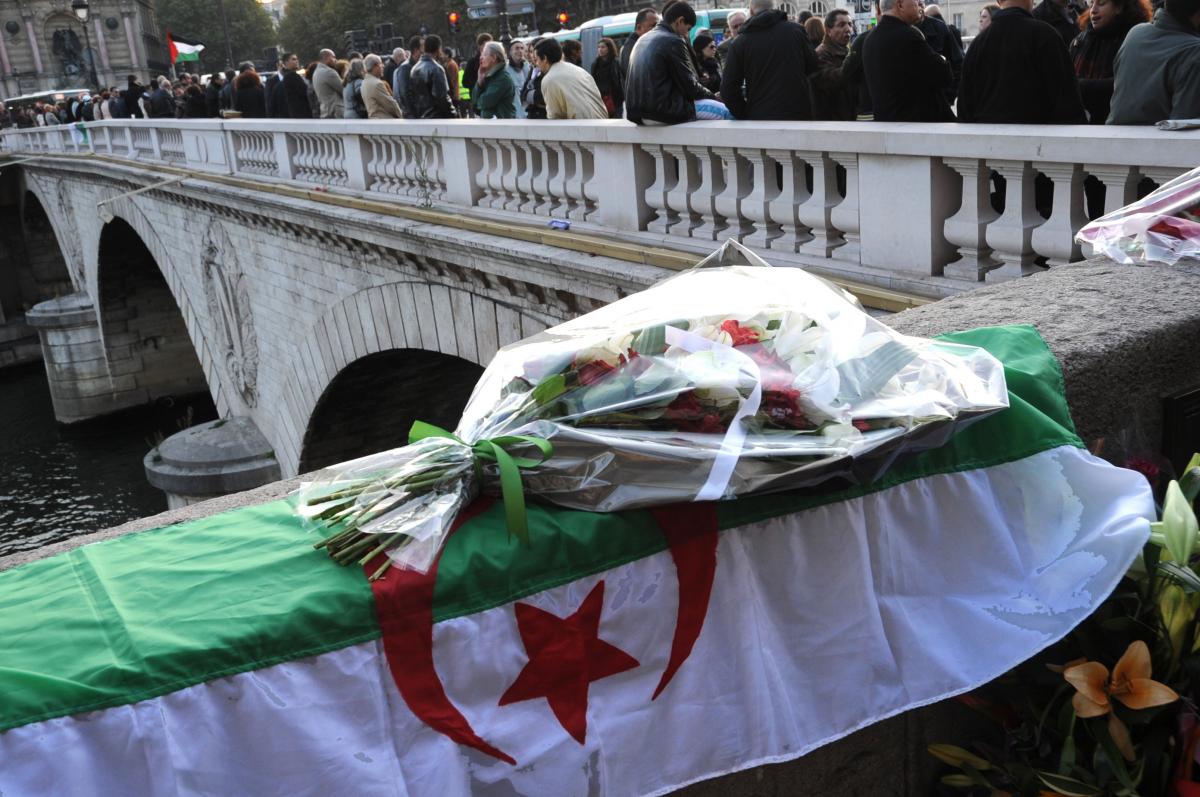Drapeau Algérien et gerbe en souvenir du massacre du 17 Octobre 1961