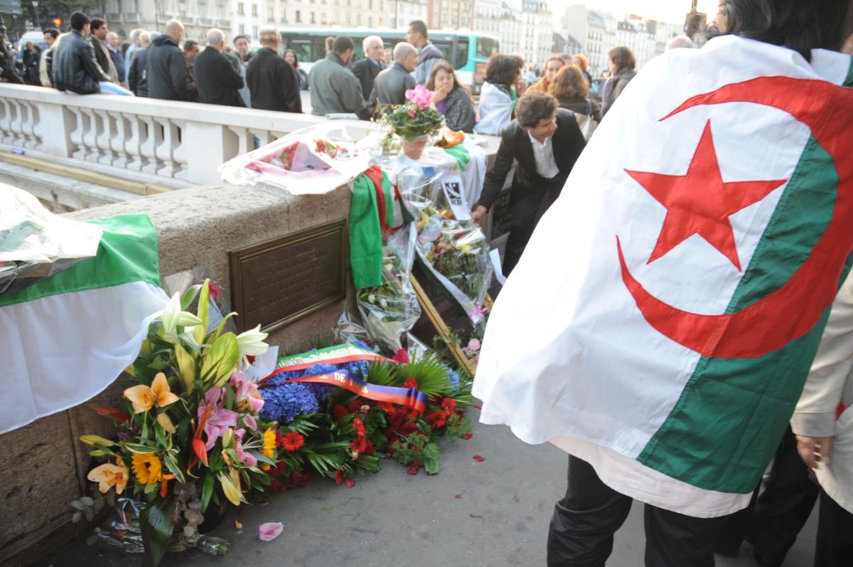 Drapeau Algérien et gerbe en souvenir du massacre du 17 Octobre 1961