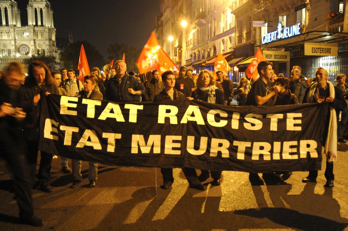 banderole Etat Meurtrier Etat Raciste