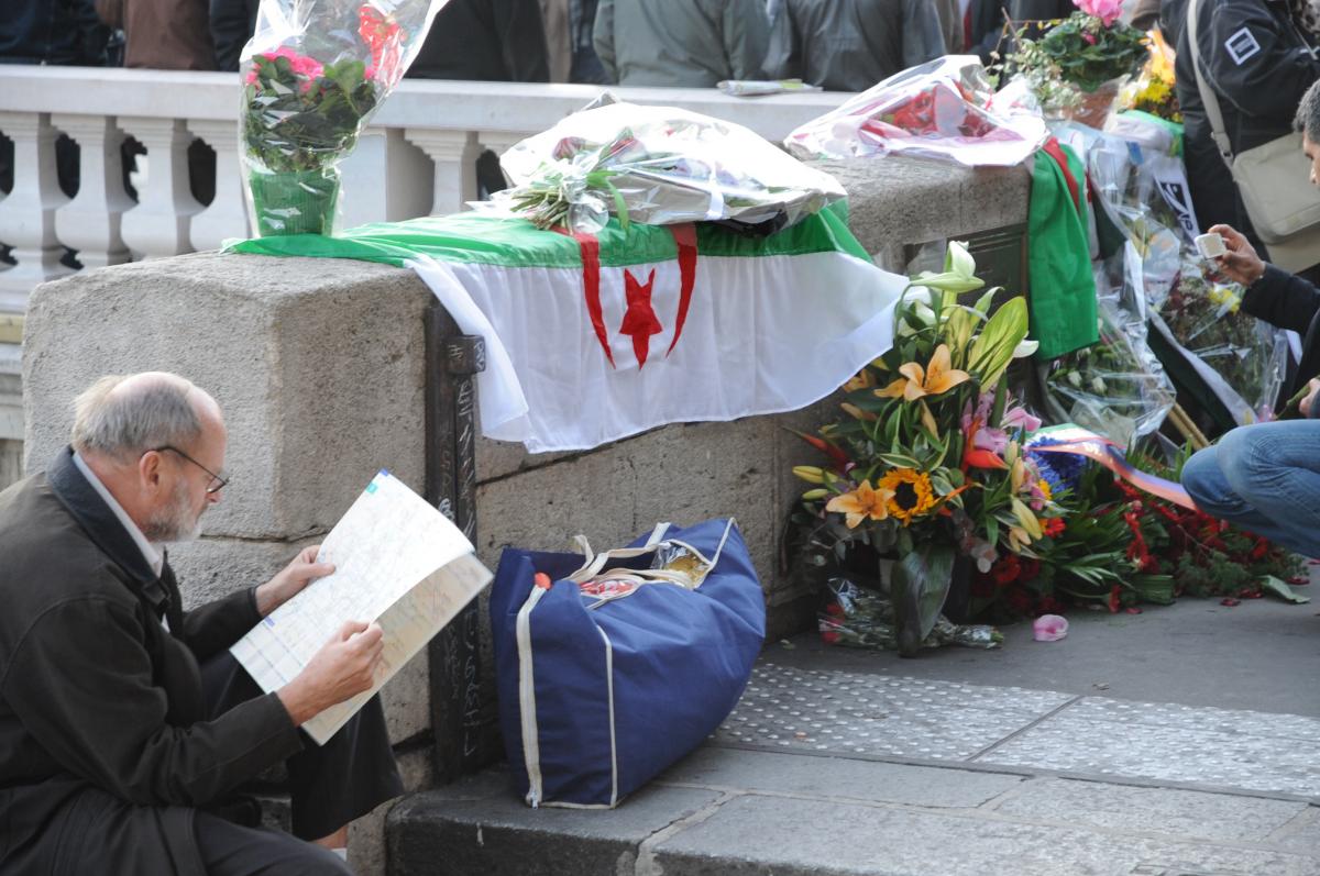 Drapeau Algérien et gerbe en souvenir du massacre du 17 Octobre 1961