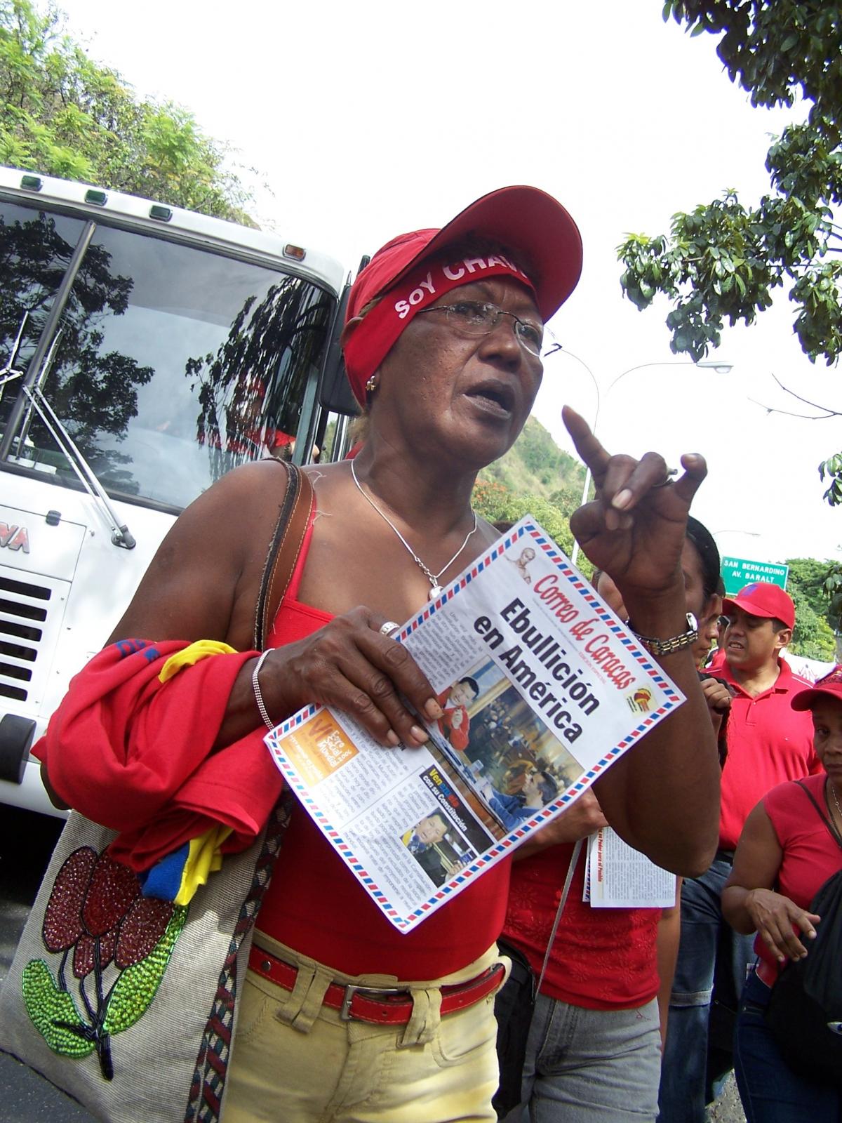 Femme vendant le Correo de Caracas