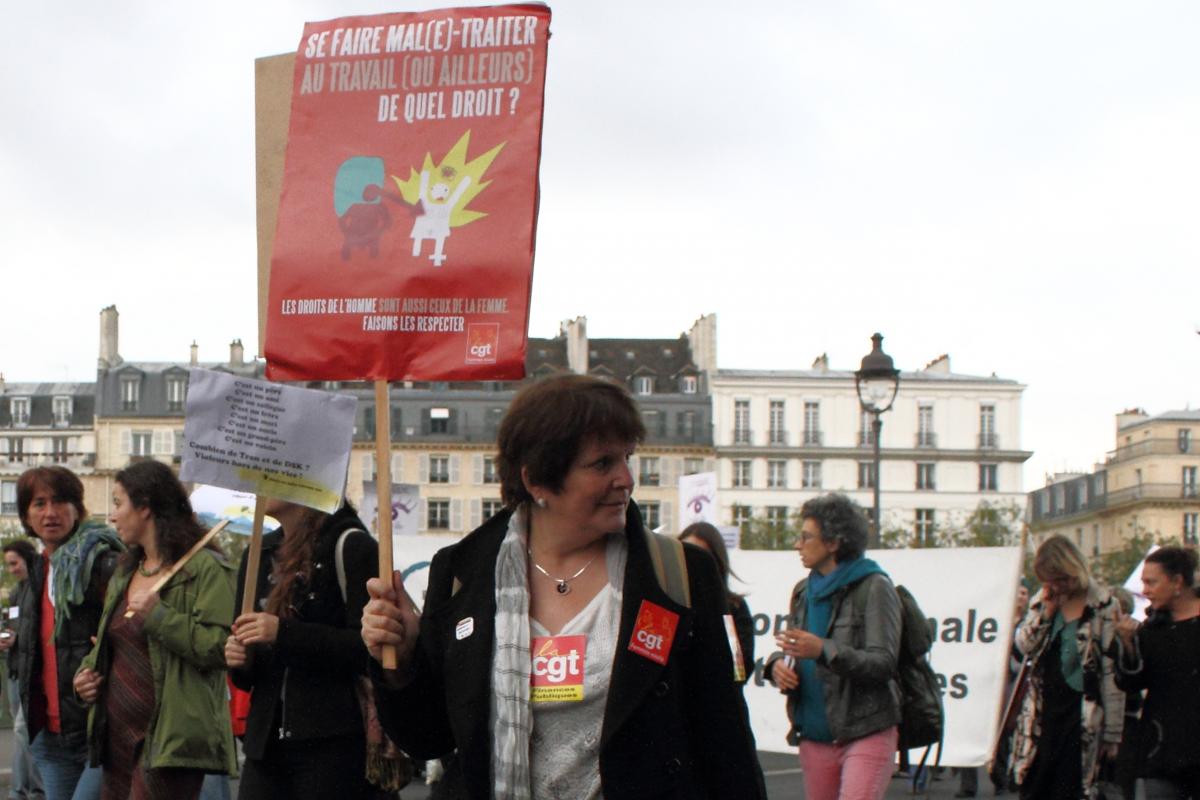 Manifestante CGT avec pancarte :