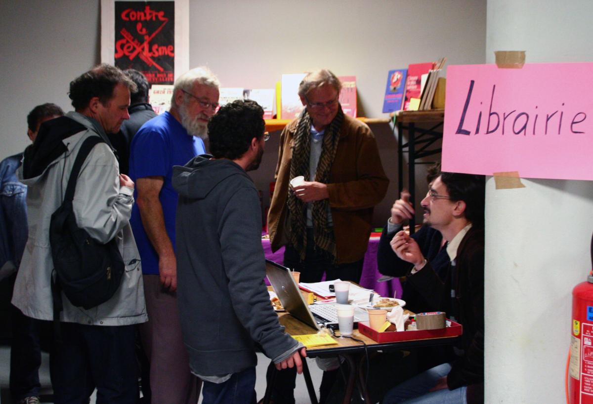 2011 11 05 - Coin librairie à la Fete du NPA33