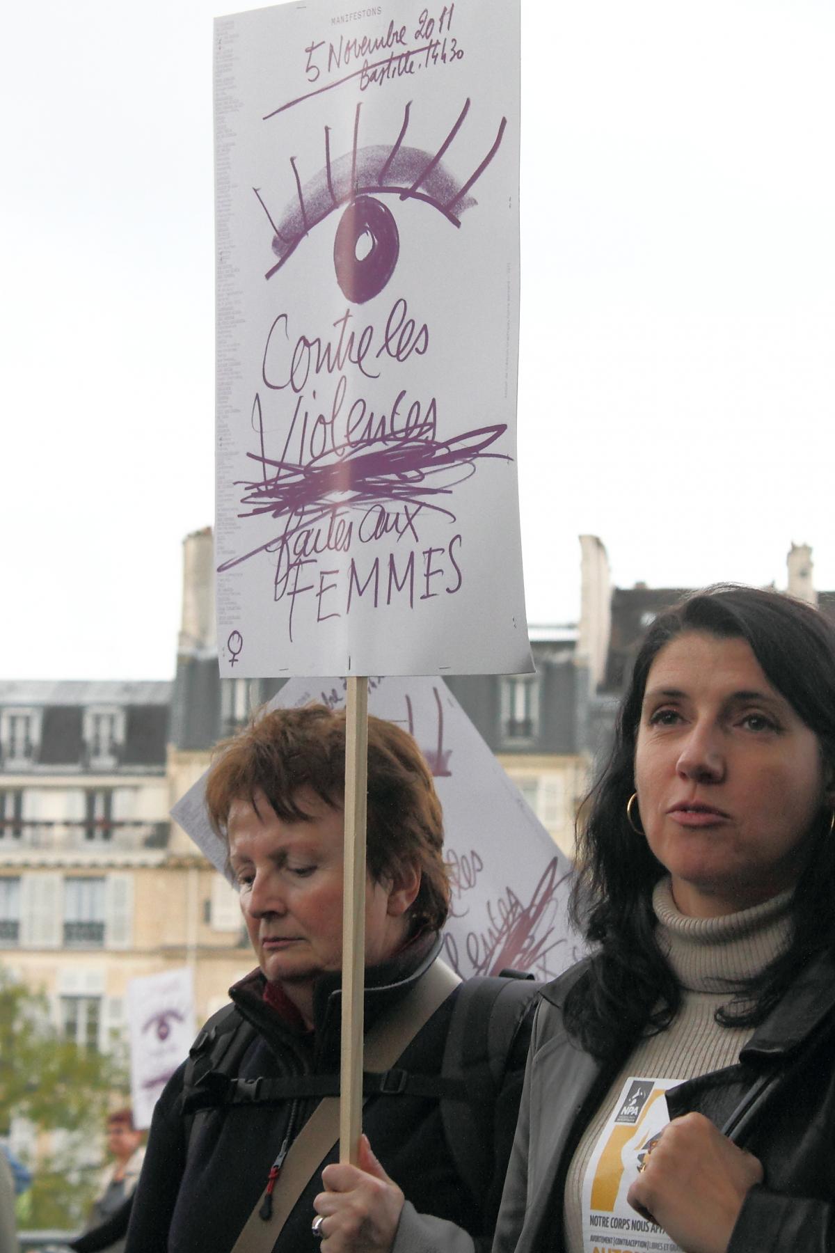 Deux femmes et une pancarte :
