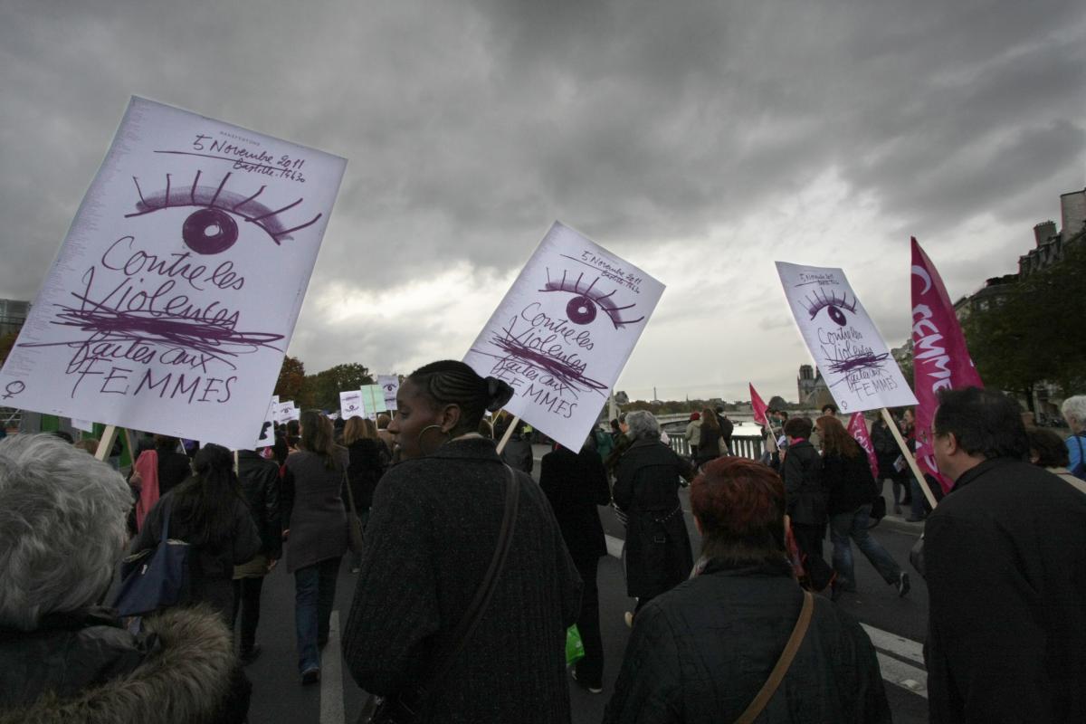 Pancartes contre les violences faites aux femmes
