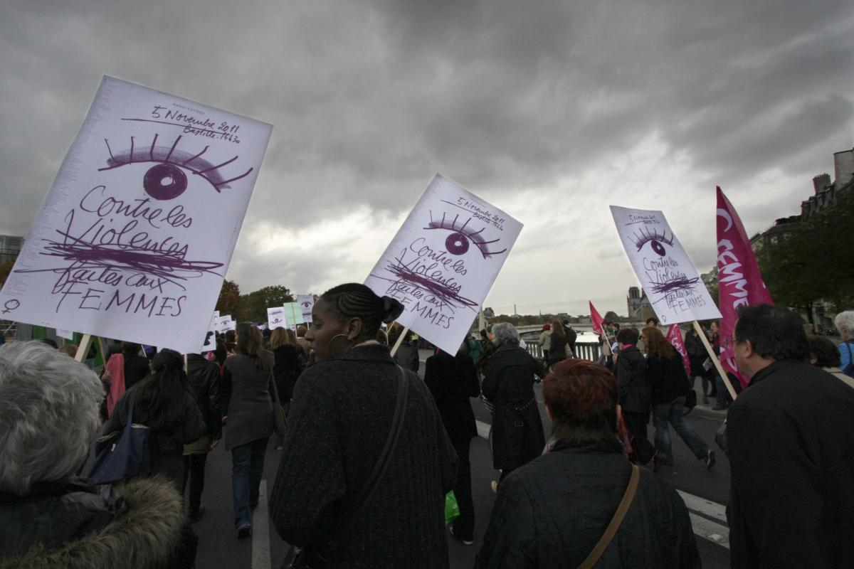 Pancartes contre les violences faites aux femmes