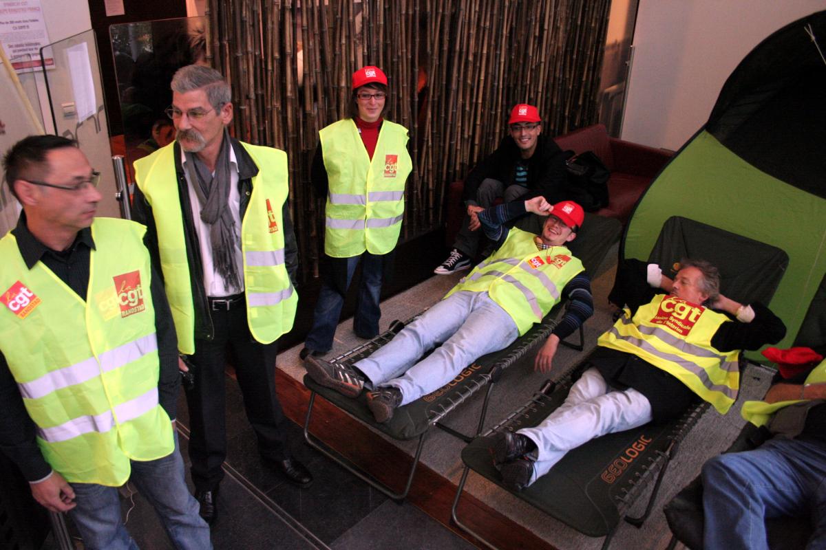 Les grévistes de la faim sont installés dans une partie du hall d'entrée
